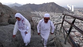 Pilgrims ascend Mecca's al-Noor mountain ahead of Haj