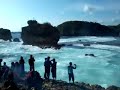 WAAWW!!! FAKTA Heboh suasana Labuh (Larung sesaji di pantai Ngliyep)