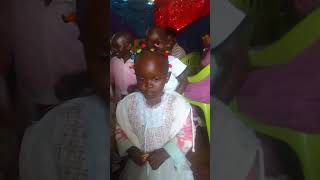 Watoto hawa waonesha maajabu ya kumsifu Yesu wakati wa uimbaji