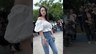 农村美女热情大方，不仅身材火辣，唱歌也非常好听！你们觉得她表演的怎么样？ #户外唱歌 #翻唱歌手 #農村歌手