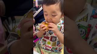 ケンタッキーのビスケット🥯食べさせたら気に入った1歳男の子 #1歳 #男の子 #食べる #ケンタッキー #おいしい