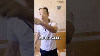 小伙子刮光头