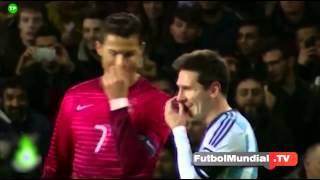 Cristiano Ronaldo Hace Reir a Messi con broma durante un partido amistoso