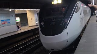 442次樹林發車開往台東的EMU3000型十二輛編組EMU3010皮蛋豆腐騰雲號紅色帶新城際自強號列車，和2033次七堵發車經由海線開往彰化的銀綠色微笑號EMU900型十輛一編組EMU920區間快車