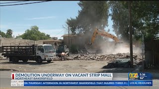 Demolition underway on vacant strip mall in NE Bakersfield