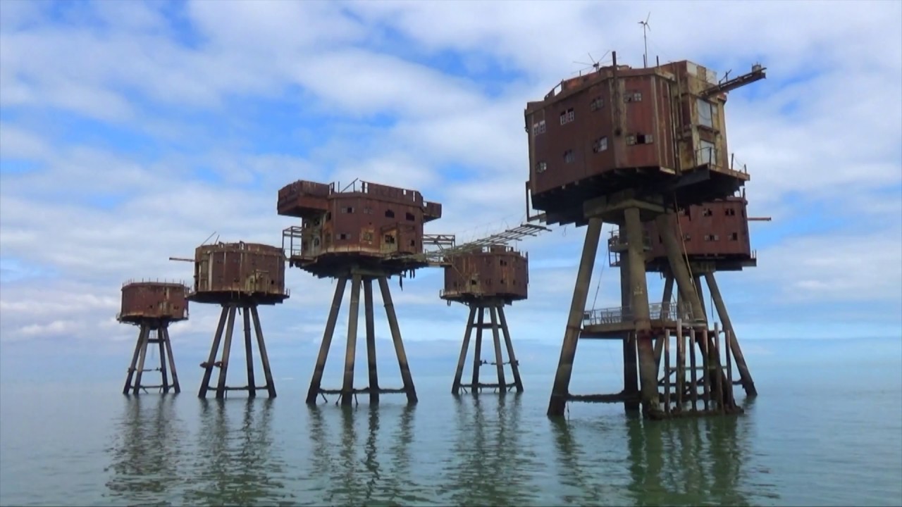 The Red Sands Towers Or Maunsell Fort In The River Thames Estuary ...