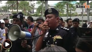 Polis arah peserta Himpunan #TangkapMO1 bersurai