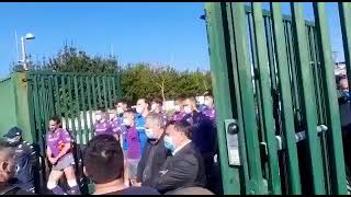 ULTRAS VIOLA CONTRO LA SQUADRA PER DARE LA CARICA