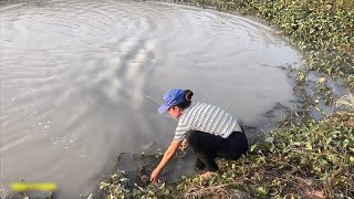 越南妹子撒网捕鱼，十年前放的鱼苗，如今长到多大了？