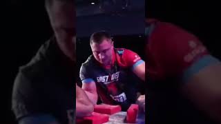 @devlarratt in 2X speed is just too funny 🤣😂😂😂 #armwrestling #devlarratt  #armwrestler