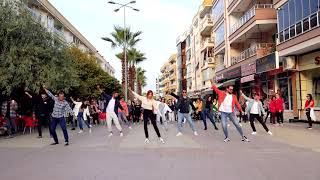 Gaziemir Belediyesi Flashmob Halk Oyunları Gösterisi