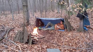 Deszczowa noc w lesie, przeciwdeszczowe survivalowe schronienie z plandeki, ziemniaki w foli