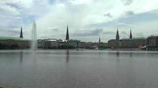 DER BINNENALSTER EIN NACHMITTAGSPANORAMA VON HAMBURG DIE ALSTERFONTÄNE 10.07.2019 DOWNTOWN HAMBURG