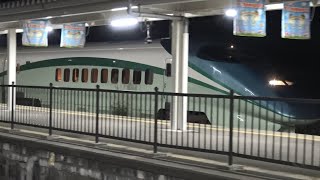 夜の赤湯駅に到着してくる奥羽本線下りの「とれいゆつばさ」E3系700番台