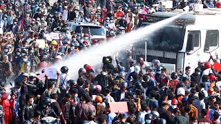 Myanmar: Police use water cannon against protesters in Naypyidaw