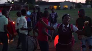 【南アフリカ共和国】太鼓と踊り狂う女子中学生 - African drums and dancing girl