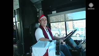 Un chauffeur d’autobus de Longueuil qui chante des classiques du temps des fêtes en 2002