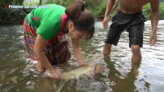 Primitive Life -Smart Girl Find Catch Fish To Survival -Simple Living Cooking Fish In The Wilderness