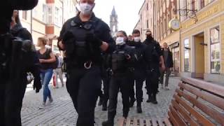 Bautzen, Menschen spazieren durch die Stadt und singen auf dem Hauptmarkt \