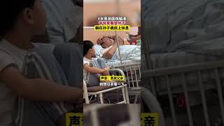 8月10日，湖南长沙，6岁男孩医院输液，爷爷来医院看望孙子躺在孙子病床上休息丨热搜研究员