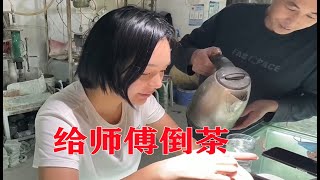 河南玉雕师傅想当网红，跟妹子拜师学拍视频，这么大年纪指定能火