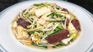 ผัดถั่วงอกเลือดหมูเต้าหู้อ่อน Stir fried Soft Tofu and Pork blood Jelly with bean sprouts.