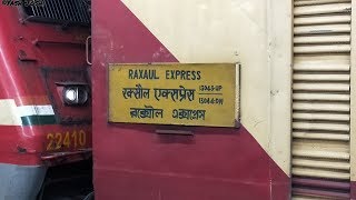 13043/Howrah - Raxual Express at PF 8 of Howrah Junction Railway Station. (Photography)