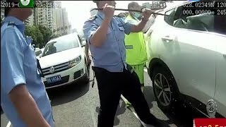 【1818黄金眼】民警破窗救司机 结果发现喝醉了​​​​