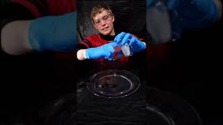 Guy Creates Instant Gel Through a Science Experiment - 1267788-4