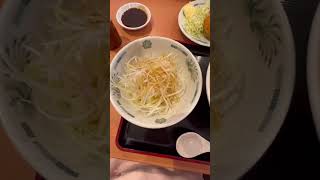 日高屋　ピリ辛とんこつネギラーメン　メンチカツ　#shorts