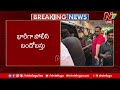 allu arjun case live updates పోలీస్ స్టేషన్ కు అల్లు అర్జున్ ntv