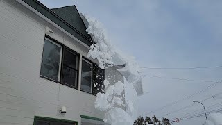 屋根から落ちた雪をタイヤショベルで除雪🌈🌈