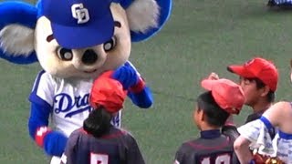 2018.07.31 野球少年や少女の頭が坊主じゃなくて残念そうなドアラ。