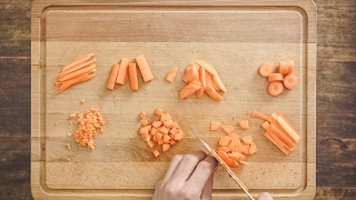 How-to: tagliare le carote a striscioline, fettine, alla julienne e a dadini | FOOBY