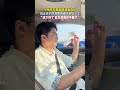 小伙开车犯困 竟想出奇招，掏出来的时候眼睛都不敢眨一下“这下好了 后车司机也不困了”