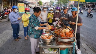 Xe bánh mì thịt chả 17k/ổ hơn 60 năm đông khách ở vỉa hè Sài Gòn