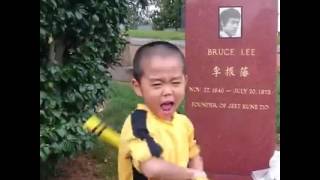 小孩在李小龍(Bruce Lee) 墓前表演雙截棍向這位一代宗師致敬