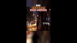 偷车贼返回现场想再偷一次当场被抓目前，警方已追回被盗电动车，嫌疑人已被依法处理。