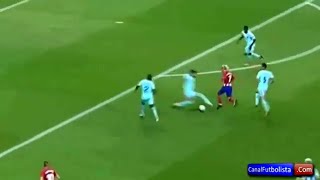 Antoine Griezmann nutmegs  Pique ▶ FC BARCELONA VS ATLETICO MADRID 0-1 LA LIGA