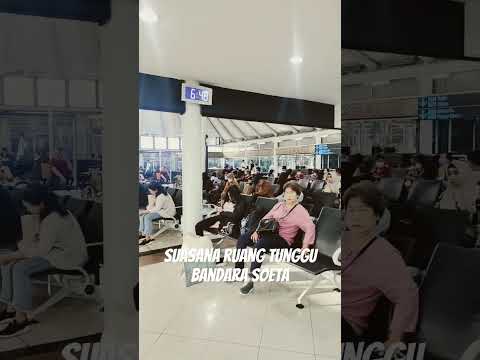 Suasana Ruang Tunggu Bandara Soeta Cengkareng Jakarta - YouTube