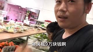 小区果蔬店每天火爆,小伙直呼太便宜了,问下老板赚钱秘密