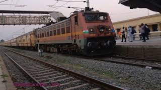 Mid-Mounted Headlight Howrah Shed Wap4 hauling 13015 Howrah - Jamalpur Kaviguru Express