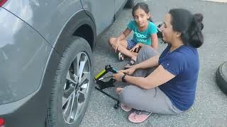 Lady mechanic changing car tyre(Athulya \u0026 Adithi)ഒറ്റക്ക് കാർ ടയർ മാറുന്ന മെക്കാനിക് ഭാര്യ 💜