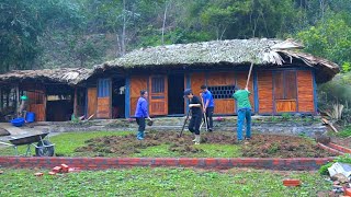 The boundless happiness of a poor family: Villagers came to help CUONG & LAN level the yard quickly.