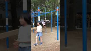 お母さんのジャングルジムの遊び方　Mom’s playing at a park