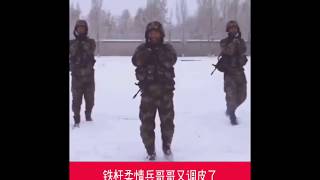 兵哥哥们雪天送温暖，今天抖音最热榜第一位，现在没点才华都不好意思当兵