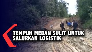 Personel Polsek Belitang Hulu Lewati Lumpur dan Banjir untuk Salurkan Logistik Pilkada