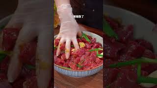 这样做的椒盐牛肉外焦里嫩家里人都特别喜欢 这样做的椒盐牛肉外焦里嫩，每次做好家里人都特别喜欢吃，你也赶紧学着做起来吧。#椒盐牛肉