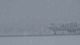 吹雪の旭川空港へ着陸（エアドゥ/ANA）2022.12.11