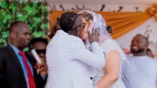 Patapaa’s powerful kiss to his bride at their white wedding 💋 is dope